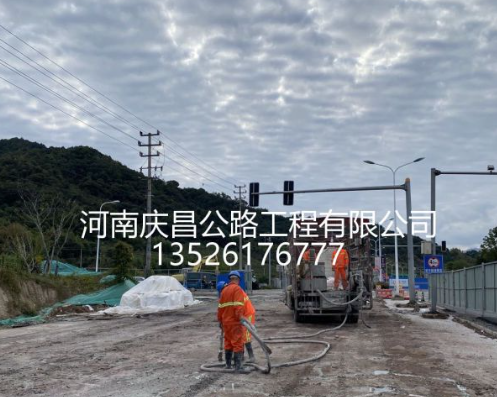 公路壓漿施工隊(duì)